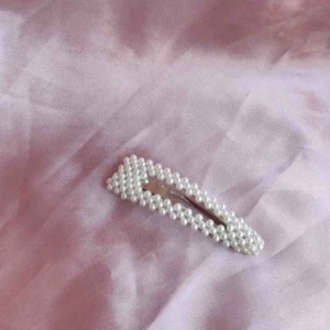  - Två jättefina klämmor (ca 5 cm) från @shellbabiesby_olivia på instagram (bilden är från henne).💗 Köpt här på plick men jag kommer inte använda dem. 50kr/styck.