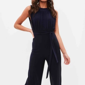  - ALDRIG ANVÄND! Prislapp kvar. Byxdress från Missguided.