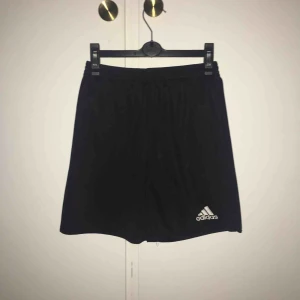  - Svarta adidas träningsshorts. Skickar gärna men då tillkommer fraktkostnad!