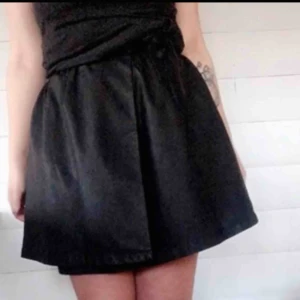  - Omlott skinnkjol! (Fusk skinn)  Har två knappar och knytning som gör att den sitter på plats ordentligt och inte glider isär där den går omlott. Använd en gång då den helt enkelt är för liten och spänner i midjan på mig! Sååå söt och bekväm annars!