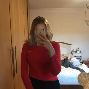  - Röd tröja från Vero Moda i storlek S, säljer pga av att den är alldeles för liten på mig :/ Frakt tillkommer!
