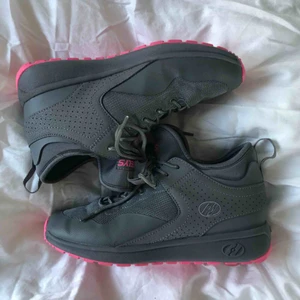  - Jättefina gråa sneakers med rosa sula från heelys! Använda ett fåtal gånger, platta man kan sätta istället för hjul så det blir en vanlig sko medföljer. Kan eventuellt byta skorna mot ett par andra heelys, säljer pga rosa är inte min färg