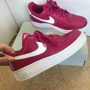  - Nike air force 1 använda ca 2 gånger. Storlek 37,5! Möts upp i Stockholm annars tillkommer frakt! 