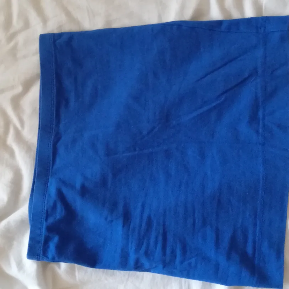Tight blå kjol från H&M Basic. Lite använd och i gott skick! Köparen står för frakt 🌷💮. Kjolar.
