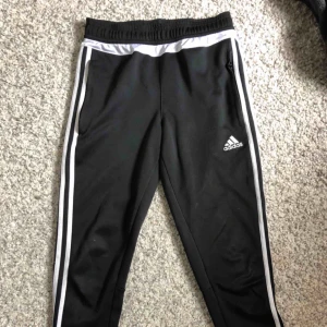  - Adidasbyxor i fint skick! Kan mötas upp i Täby eller centrala Sthlm eller posta mot liten avgift☀️