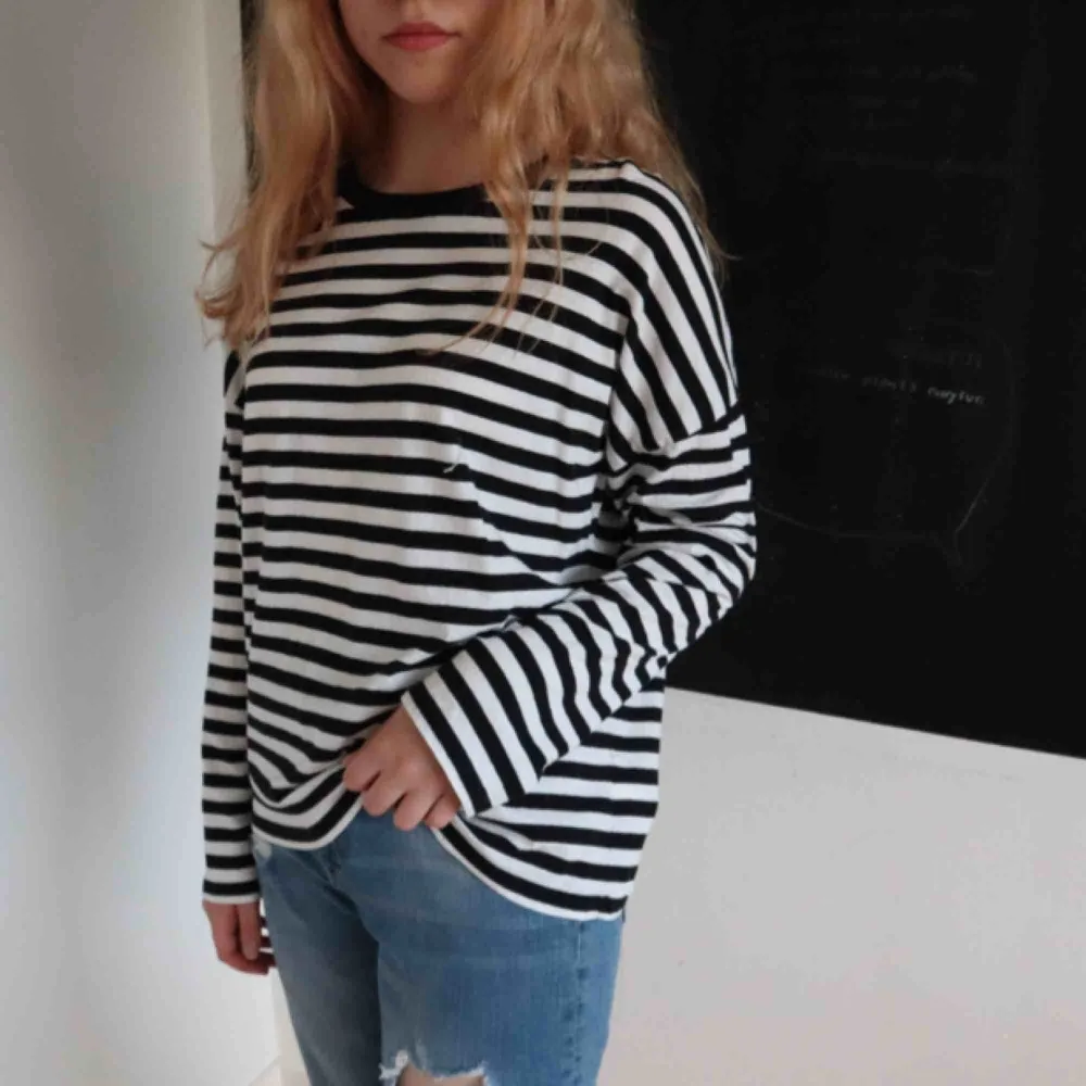 black and white striped very comfortable sweatshirt 🛒 kan möttas i Helsingborg. Frakt är inte säkert. . Hoodies.