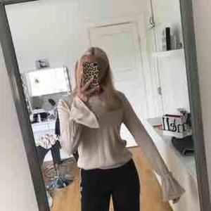  - Glittrig tröja ifrån Gina tricot med vida ärmar i slutet och så kan man knyta ärmarna i slutet. Kan mötas i Örebro eller frakta. Frakt ingår ej i priset.
