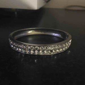  - Armband med stenar 