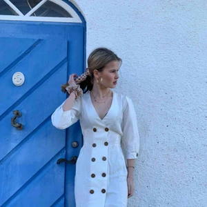  - Jättefin klänning ifrån Chiquelle endast använd vid fotat tillfälle. Tyvärr lite för stor i midjan på mig ( har dragit åt på bilderna ). Nypris 500 säljer för 250, bjuder på frakt vid snabb affär!