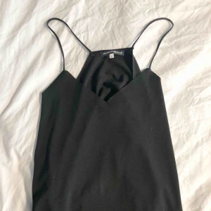  - Fin topp med tunna band från Brandy Melville! 40kr frakt eller mötas upp i Stockholms innerstad ♥️🌹