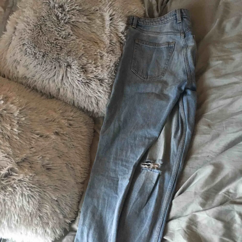 Super fina slitna midwaist slitna jeans från monki ! . Jeans & Byxor.