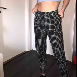 - Säljer mina älsklings kostym byxor då dom har legat orörda i garderoben alldeles för länge. Svart/vit rutiga med fickor å resor i midjan. Sitter jätte bra på benen och är i nyskick. 