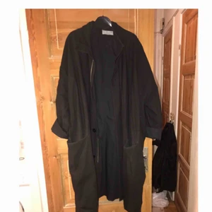  - Jag köpte den second hand och är 170cm lång, den slutar en bit under knäna på mig.  Har ett ihopsytt hål under armen(som inte syns)har även sett något typ av hål på armen men svårt att se, syns inte alls om armarna är uppvikta som jag burit den.   