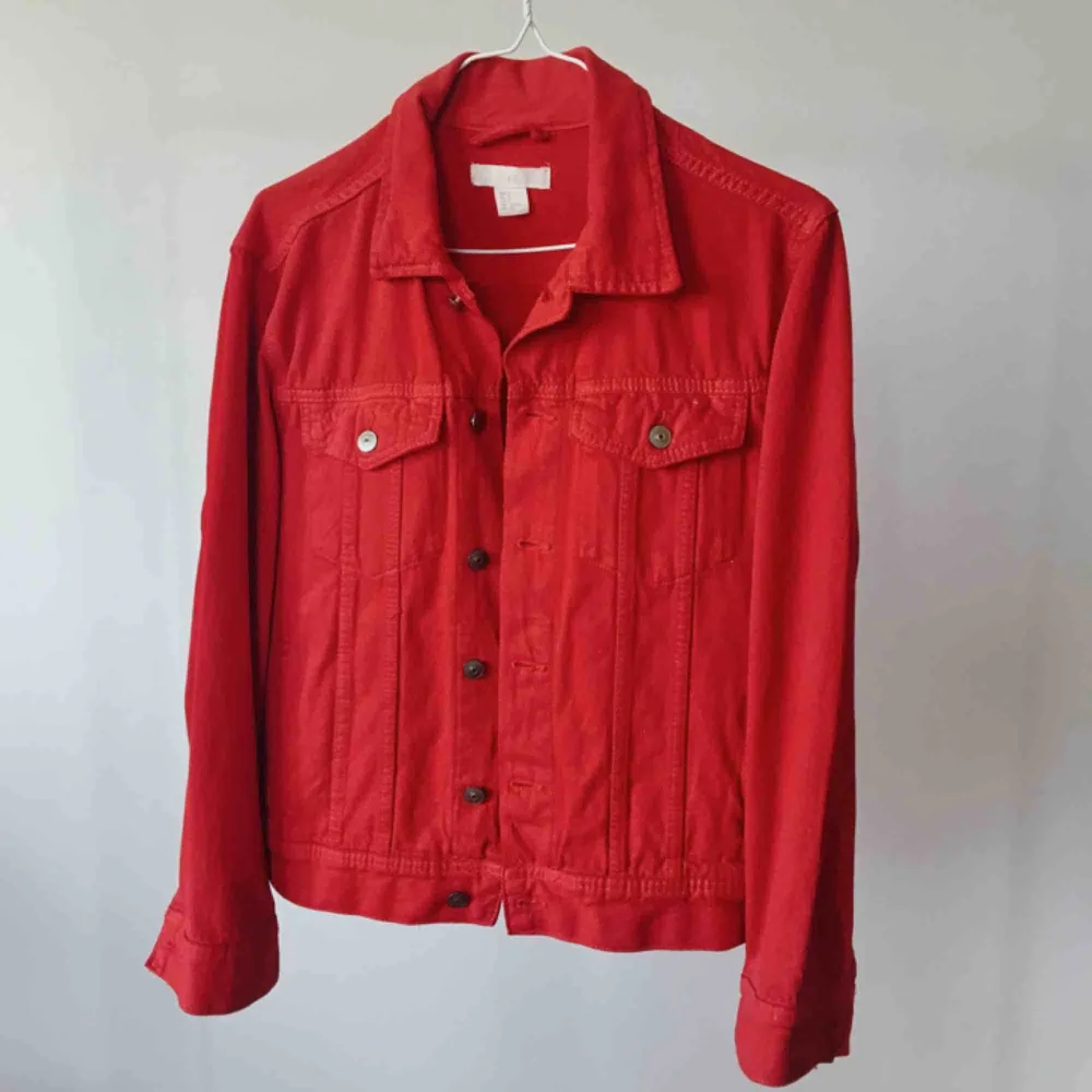 Röd jeansjacka från H&M. Använd ett fåtal ggr. Superfint skick!. Jackor.