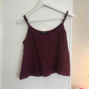  - Vinröd crop top med spets, det är ingen fläck på ryggen det är bara något som hände på bilden!