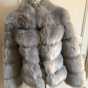  - Pälsjacka med fake päls. Storlek S men passar både XS, S och M. Köpt för 1899kr och aldrig använd, kan mötas upp