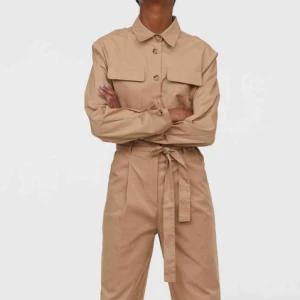  - Svinsnygg byxdress från hm som är slutsåld på hemsidan. Aldrig använd pga lite för stor för mig. Kan mötas upp i Gbg, annars tillkommer frakt✨