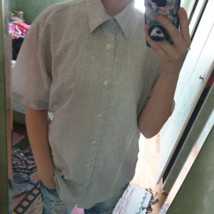  - Oversized ljusblå mönstrad skjorta. Blommig när man ser den på nära håll. Snygg med uppkavlade ärmar. Priset går att diskutera och frakt är inte inkluderat.