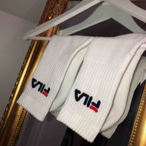  - Fila strumpor, sjukt snygga! Helt oanvända såklart! ❌ Ena strumpan har en lös tråd och ett lite mindre hål, men det är lätt att sy ❌ Stora i storleken. Frakt diskuteras vid köp 🖤
