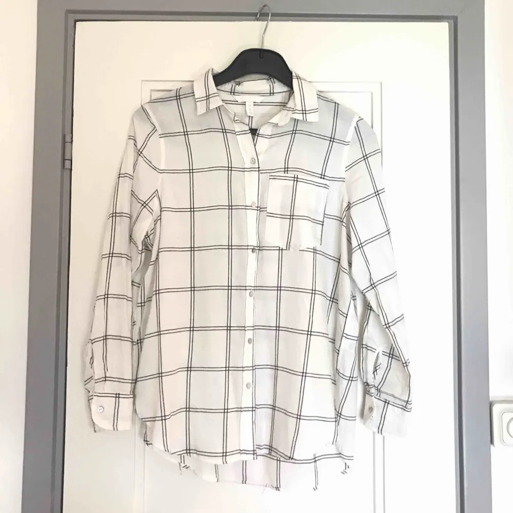 Vit rutig skjorta i tunt mjukt material. Aldrig använd. Är vanligtvis en strl 36 men köpte 40 då jag ville ha den lite oversized. Köparen står för frakten . Skjortor.