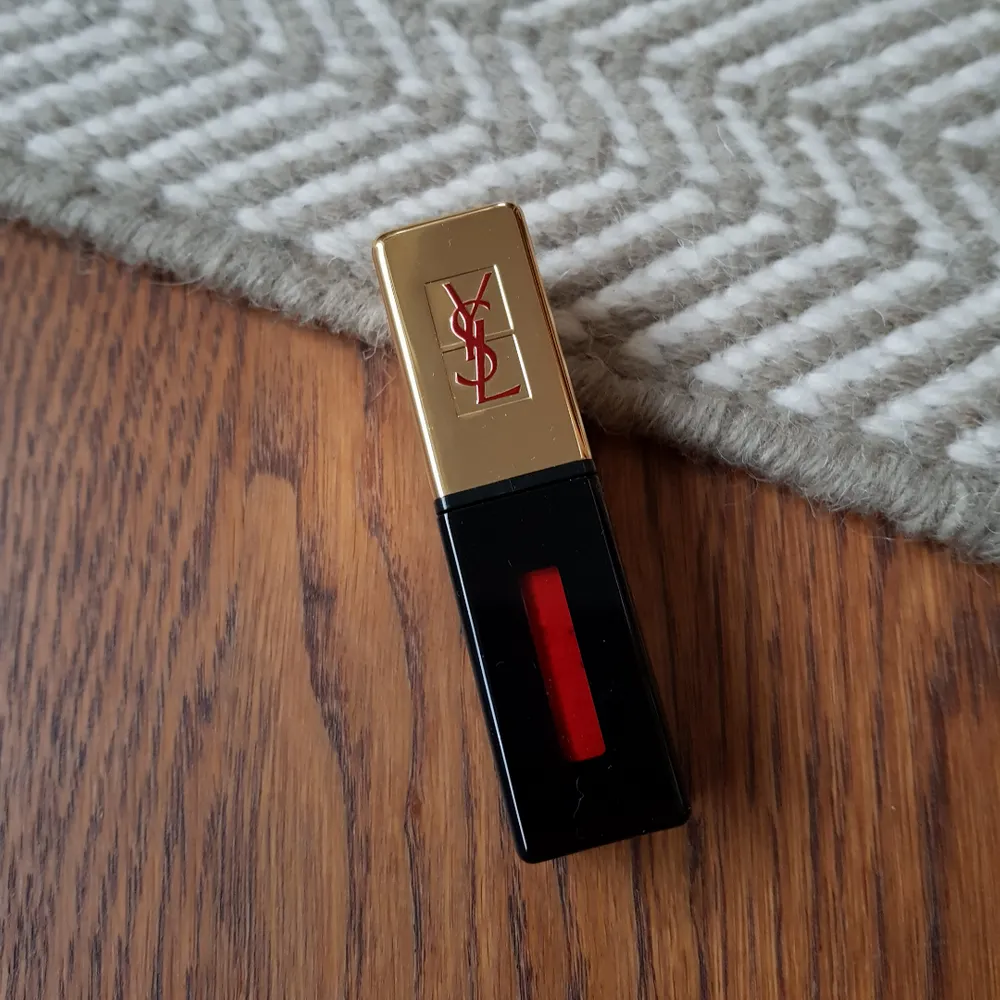 Helt ny Yves Saint Laurent liquid lipstick i färger Rouge Pure Couture. Frakt betalas av köparen. Accessoarer.