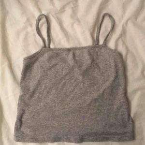  - Spaghetti-strap topp jag använt två ggr och sen tröttnat, den behöver helt enkelt en ny användare. Möts upp i sthlm annars skickar jag mot kostnad, kolla gärna mina andra annonser!