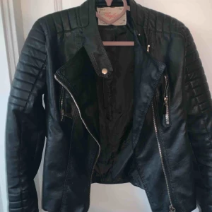  - Svart Moto jacket från chiquelle i bra skick. Köpt för 700kr. Storlek 42/L☺️ Pris går att diskuteras 