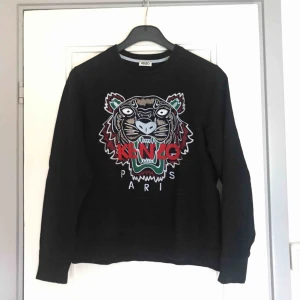  - Kenzotröja i fint skick. Ingen storlek angiven men upplever den som en S/M. Säljer pga använder den inte längre. Köparen står för frakten.