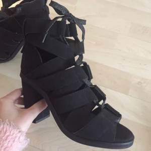  - Sjukt snygga lace up klackar, aldrig använda, lämnas över/fraktas i orginal kartong om köparen vill