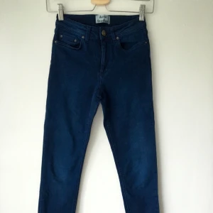  - Jeans från Acne Studios i str 24/32. 
Knappt använda, ser nästan nya ut. Modellen heter 5 skin pocket. Kostar 1295 kr i butik. 