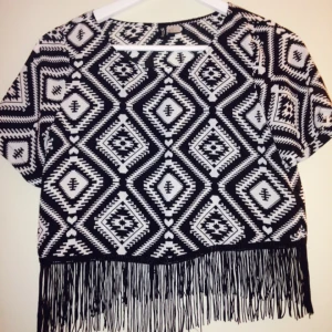  - Säljer min magtröja från H&M. Oanvänd! 