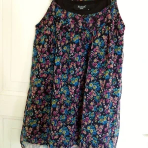  - Linne från SisterS Point
Använt fåtal gånger, bra kvalité
Två laget - Svart glansigt tyg under det blommiga