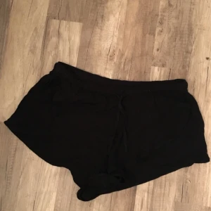  - Svarta shorts från HM divided, i 100% viskos. Alltså lätta, sköna och mjuka. Aldrig använda, i nytt skick! 
Köparen står för frakten 🌸