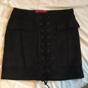  - Kjol i mockaimitation
Aldrig använd prislapp kvar