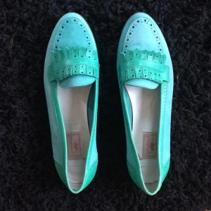  - Loafer från Ryttmästarn. Classic!

Skickar mot att köparen bet frakt, annars upph i centrala Göteborg.

Obs! Köp två eller fler plagg och få halva priset på det billigaste.