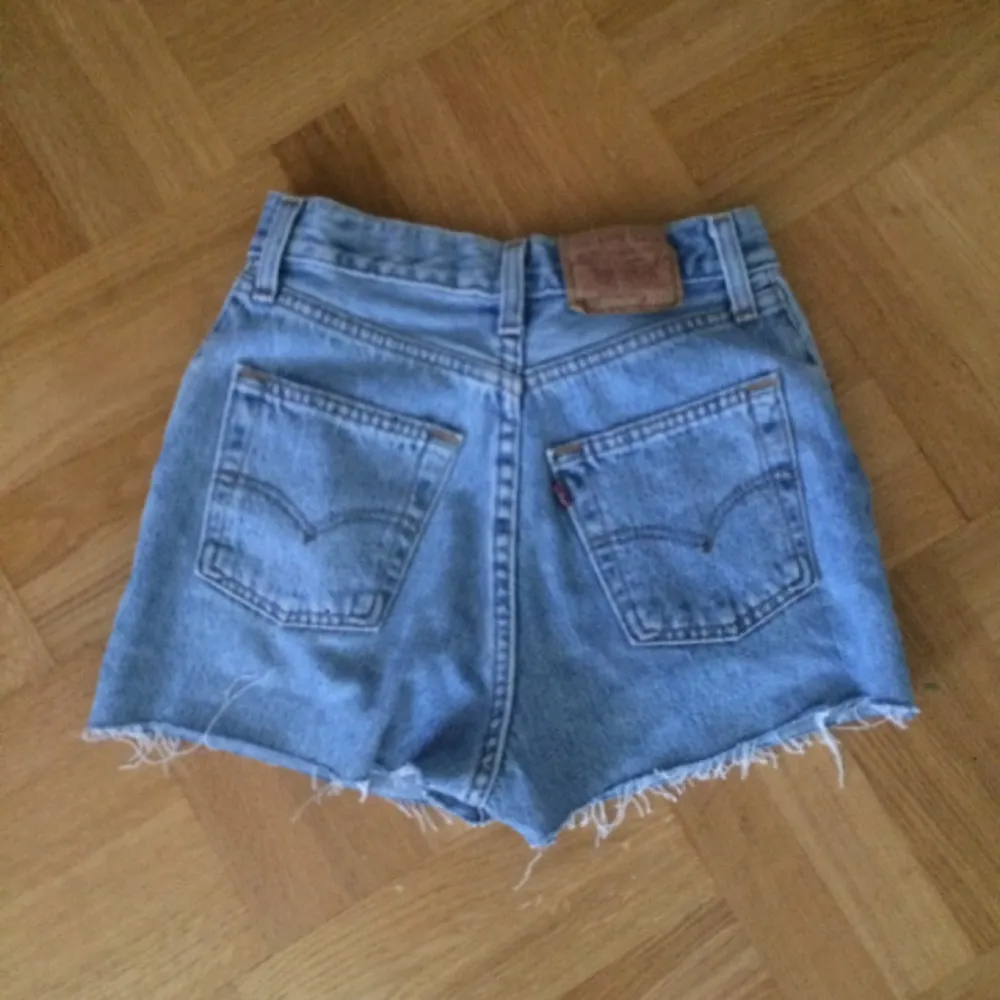 Vintage Levi's, klippta 901:or. Ljus tvätt. Shorts.