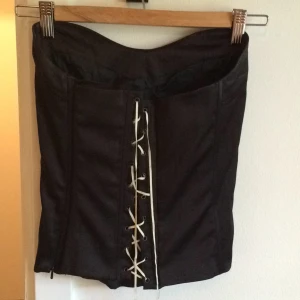  - Korsett med plastskenor, svart.