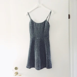  - Härlig glittrig klänning med djupare rygg, mjukt skönt material! Säljs då den är för kort för mig (jag är ca 1.77) 
Köparen står för frakten ✨✨