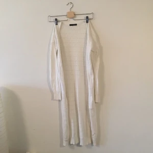  - Längre vit kofta, använd en gång. Säljs i Uppsala, alternativt skickas.