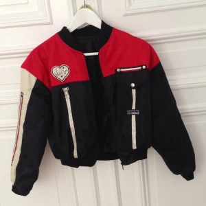  - Supercool bomberjacka i 80/90tals stil. Fint skick 