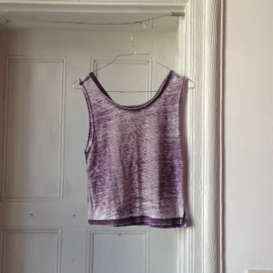  - Lila Joy Division linne i storlek 34 från Divided, H&M.   Kan mötas upp i Stockholms innerstad. Köparen står för eventuell frakt. 
