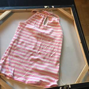 Sött rosavitt linne från Gina tricot, aldrig användt. Skickar gärna om köparen betalar frakten. :)