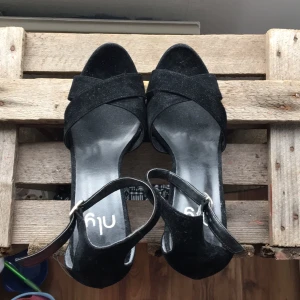  - Svarta mockaimitation klackar från Nelly Aldrig använda Höjd 14 cm 