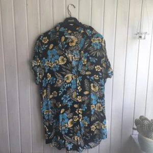  - Står att det är XXXL i den men upplever den som en stor XL. Den är rätt lång bara. Köpt på Dressman typ 2011 och aldrig använd. 