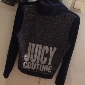  - Juicy Couture tjocktröja i mycket fint skick!!