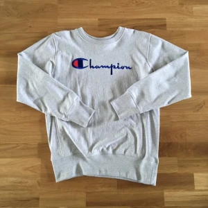  - Supersnygg sweatshirt från Champion i storlek L, snyggast på oversize 🙌🏼✌🏼️ aldrig använd! Grå med broderad logga på. Nypris: 999kr 😀🙌🏼🍉✨unisex!