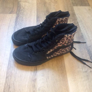  - Välanvända Vans strl US women 7, men 5.5, 37. Skickas mot fraktkostnad eller hämtas i Trollhättan