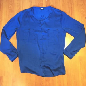  - en blå blus från bikbok

storlek M

kan lämnas i Örebro eller askersund
annars pris+frakt

tar gärna swish!💸