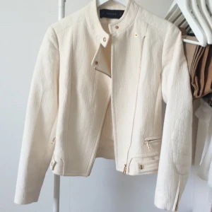  - Helt ny Zara basic jacka med guld detaljer. För fler bilder hör av er. Nypris 899