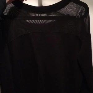  - Tröja med mesh upptill